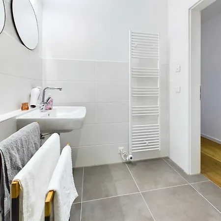 Barrierefreies City-studio Mit Balkon In Top-lage Lejlighed